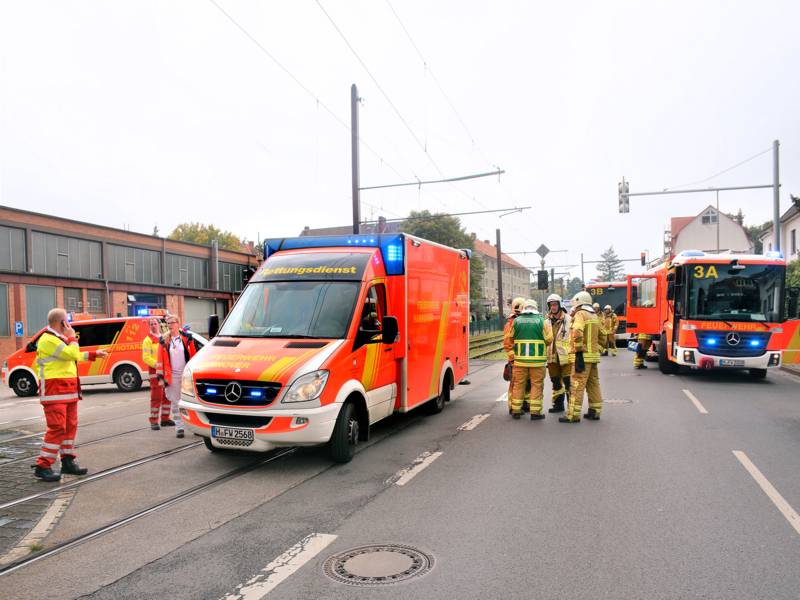 Rettungs- und Einsatzkräfte der Feuerwehr Hannover mit mehreren Fahrzeugen an der Stadtbahnstrecke.