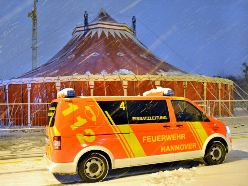 Einsatzleitwagen der Feuerwehr Hannover vor dem, von der Schneelast befreiten Zelt des Weihnachtscircus.