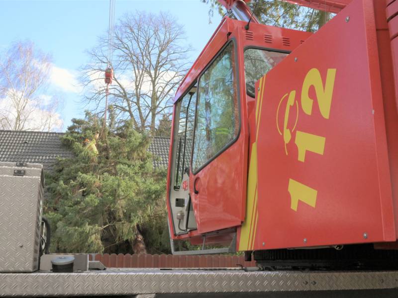 Im Stadtteil Isernhagen-Süd stürzte ein zirka 25 Meter hoher Nadelbaum auf das Dach eines Hauses. Auch hier war ein Feuerwehrkran erforderlich, um den Baum vom beschädigten Dach zu heben. 