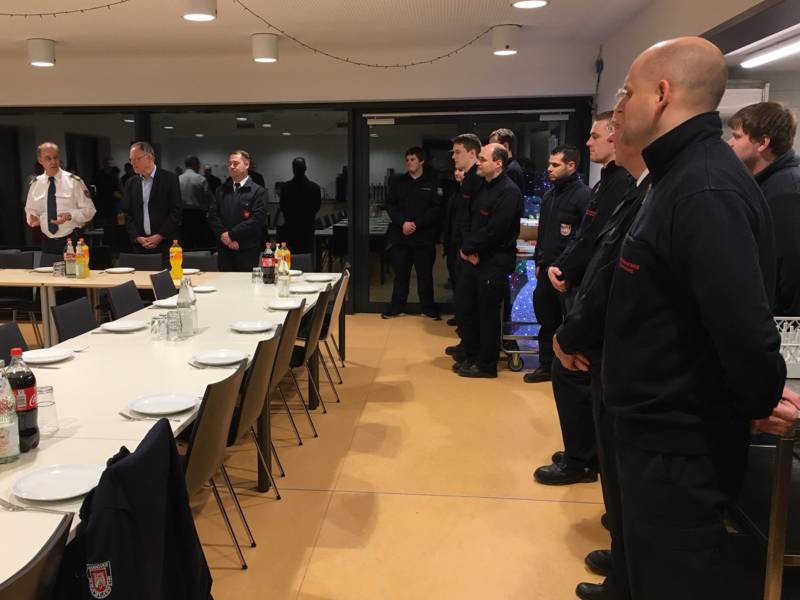 Dieter Rohrberg, Leiter der Feuerwehr (links) und Personalratsvorsitzender Mario Kraatz begrüßen zusammen mit den diensthabenden Einsatzkräften der Feuer- und Rettungswache Ministerpräsident Stephan Weil.