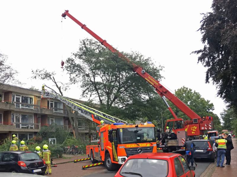 Mit Hilfe eines Feuerwehrkranwagens wurden an der Einsatzstelle in der Gorch-Fock-Straße Stamm- und Kronenteile abgetragen.