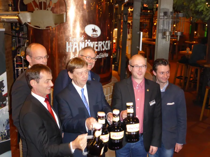 Zur Weltleitmesse solles  auch f&uuml;r die Zeit &bdquo;nach Feierabend&ldquo; wieder einen INTERSCHUTZ-Stammtisch im &bdquo;Brauhaus Ernst August&ldquo; und dazu ein eigenes INTERSCHUTZ-Festbier geben. VDMA-Gesch&auml;ftsf&uuml;hrer Dr. Bernd Scherer, Messe-Bereichsleiter Alexander Wurst, Hannovers Feuerwehrdezernent Harald H&auml;rke, Hannovers Feuerwehrchef Claus Lange, Vfdb-Pr&auml;sident Dirk Aschenbrenner, Brauhaus-Gesch&auml;ftsf&uuml;hrer Phillipp Aulich (v. Li.) stellen das Braurezept vor.
