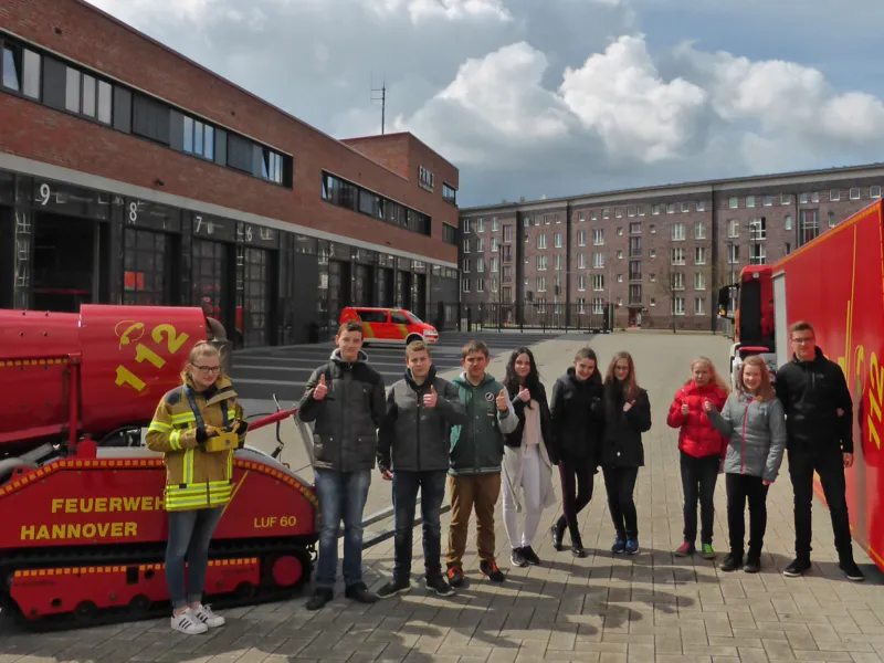 Neben den L&ouml;sch- und Drehleiterfahrzeugen wurden auch die diversen Spezialeinsatzfahrzeuge der Wache 1 vorgestellt. F&uuml;r die zehn Sch&uuml;lerinnen und Sch&uuml;ler wurde es nach dem gemeinsamen Fr&uuml;hst&uuml;ck erst so richtig spektakul&auml;r. Sie hatten die Gelegenheit das L&ouml;schuntest&uuml;tzungsfahrzeug mit der Fernbedienung eigenh&auml;ndig zu steuern.
