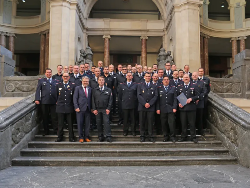 Nach der &Uuml;bergabe der Urkunden und Coins fanden sich alle Beteiligten zum Gruppenfoto im Neuen Rathaus zusammen.