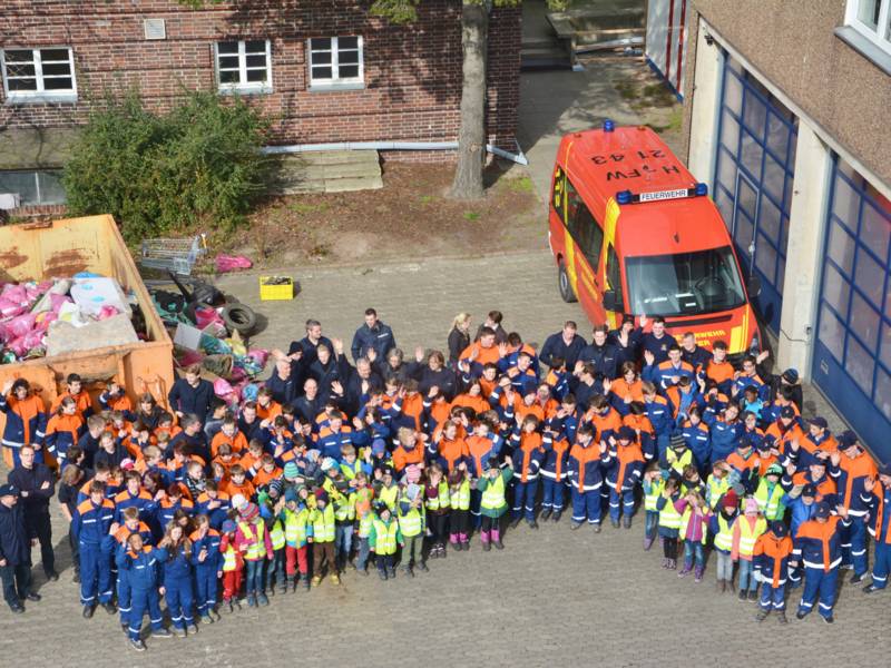 Rund 160 Kinder, Jugendliche und Betreuer aus den Hannoverschen Kinder- und Jugenfeuerwehren beteiligten sich mit großem Erfolg an der Müllsammelaktion.