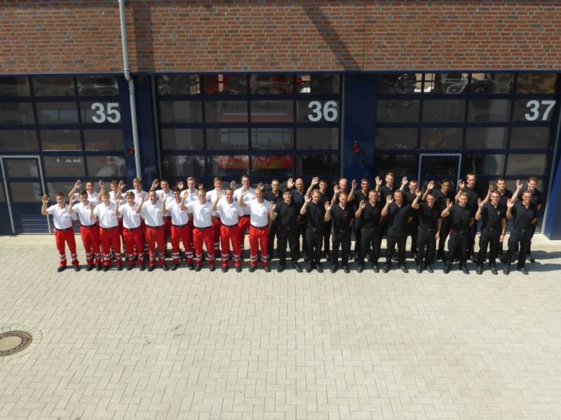 35 Auszubildende Notfallsanitäter und Brandmeisteranwärter starten ihre Karriere bei der Berufsfeuerwehr.