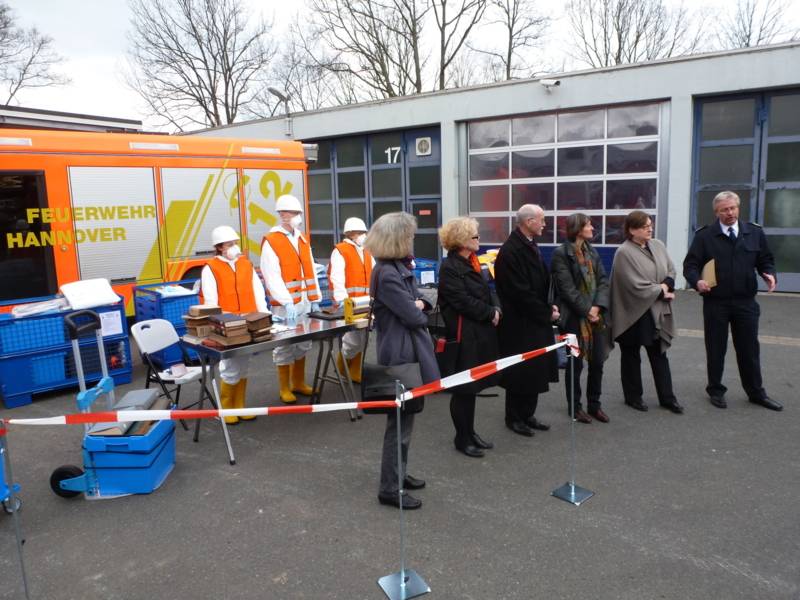 Vertreter der beteiligten Organisationen bei der Übergabe