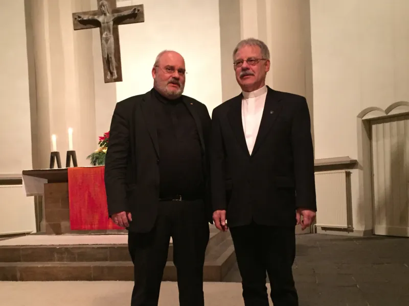 Pastor Matthias Stalmann (li.) wurde in seine neue Funktion im Leitungsteam der hannoverschen Notfallseelsorge eingef&uuml;hrt und &uuml;bernimmt die Aufgabe von Pastor Reinhard Feders (re.), der nach fast zw&ouml;lf Jahren mit Eintritt in den Ruhestand aus dem Amt ausscheidet.