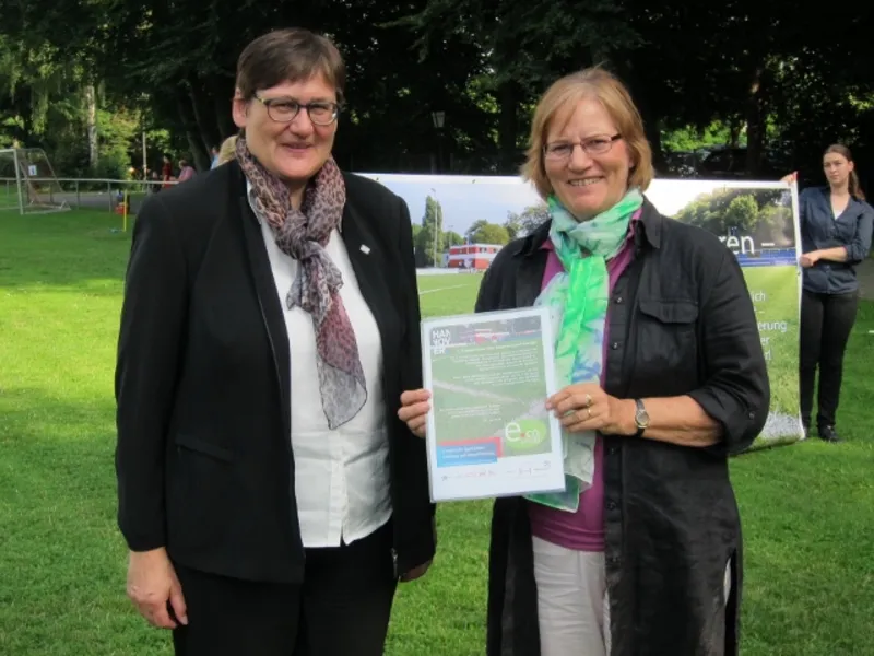 Erste Stadtr&auml;tin Sabine Tegtmeyer-Dette &uuml;berreicht der Vereinsvorsitzenden Edith Sch&ouml;nborn die Abschlussurkunde