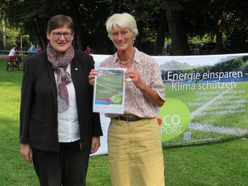 Erste Stadträtin Sabine Tegtmeyer-Dette übergibt die Abschlussurkunde an die Vereinsvorsitzende Irmtraut Quietzsch des VfV Hainholz