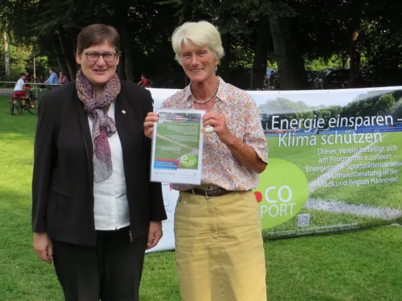Erste Stadtr&auml;tin Sabine Tegtmeyer-Dette &uuml;bergibt die Abschlussurkunde an die Vereinsvorsitzende Irmtraut Quietzsch des VfV Hainholz