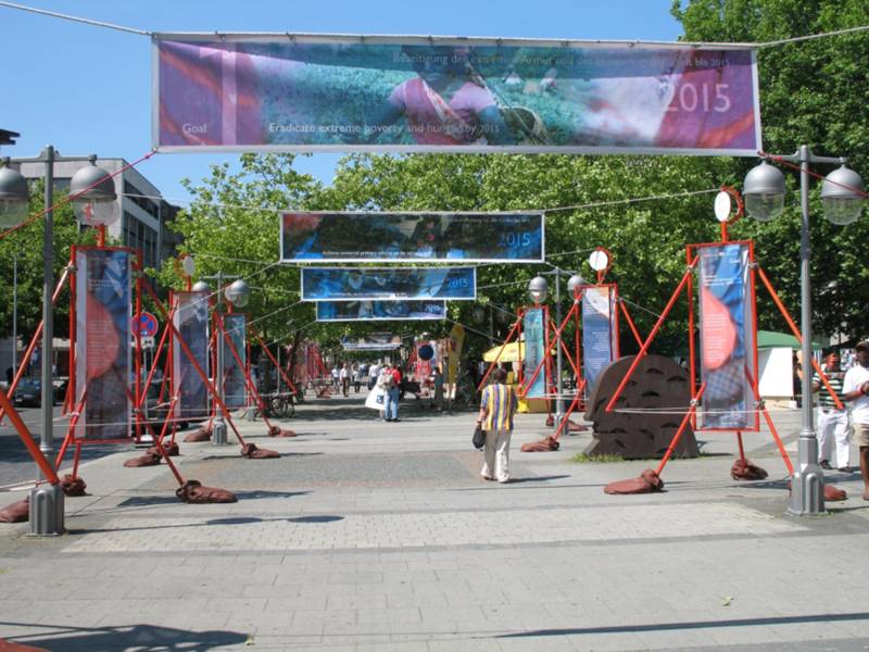 Große Schautafeln in angedeuteter Menschengestalt weisen Fußgänger in Hannovers Innenstadt auf die Millenniumsentwicklungsziele hin.
