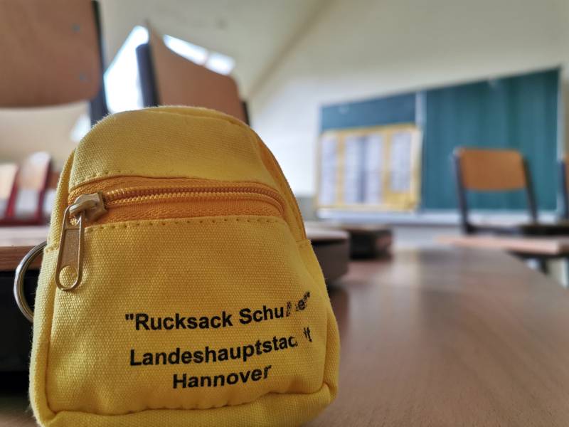 Ein gelber Ruchsack in einem leeren Klassenraum