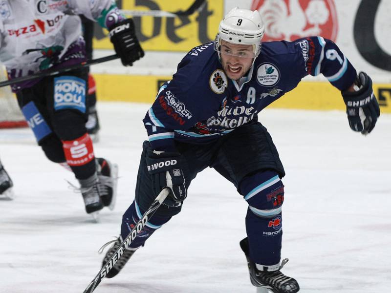Ein Eishockey-Spieler beim Angriff.
