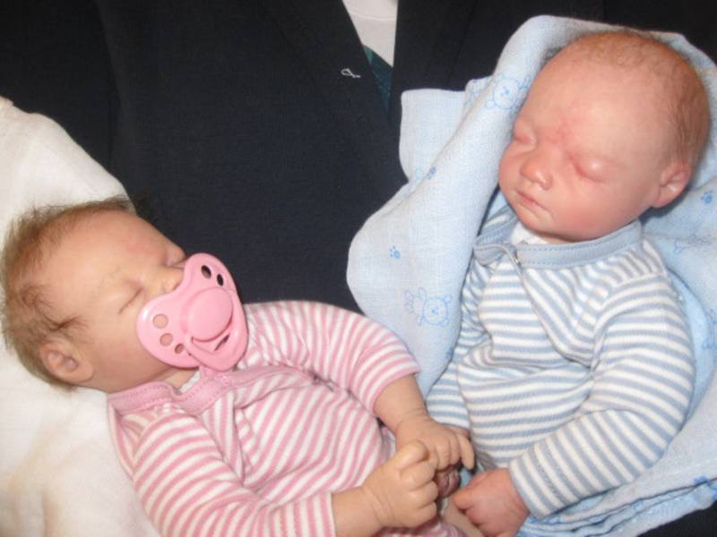Zwei Baby-Puppen