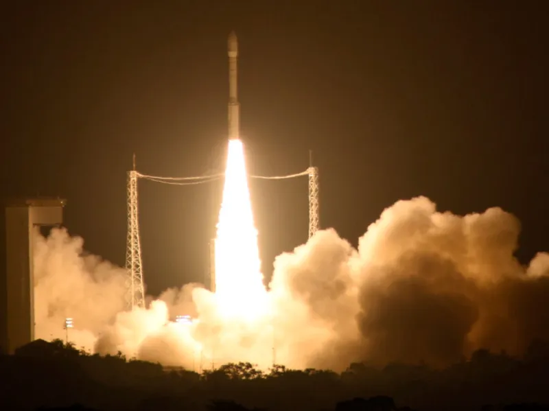 Eine Rakete startet bei Nacht.