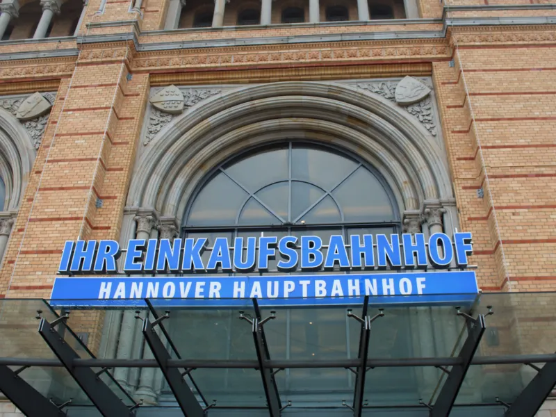 Ein Schild an der Front des Hauptbahnhofs. 