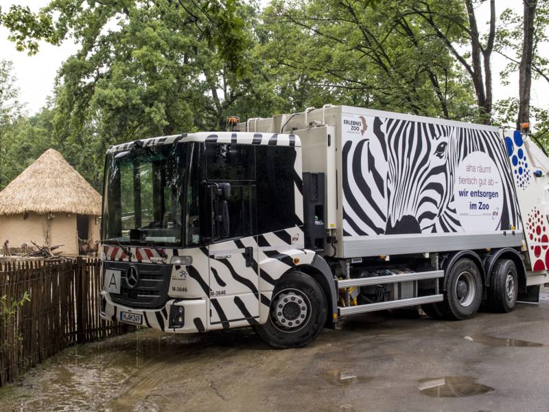 Müllauto steht im Zoo Hannover.