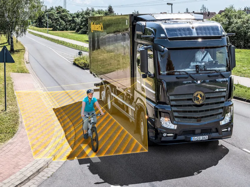 LKW &Uuml;berholt Radfahrer