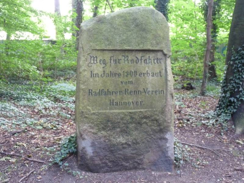 Rechteckiger Stein mit Inschrift