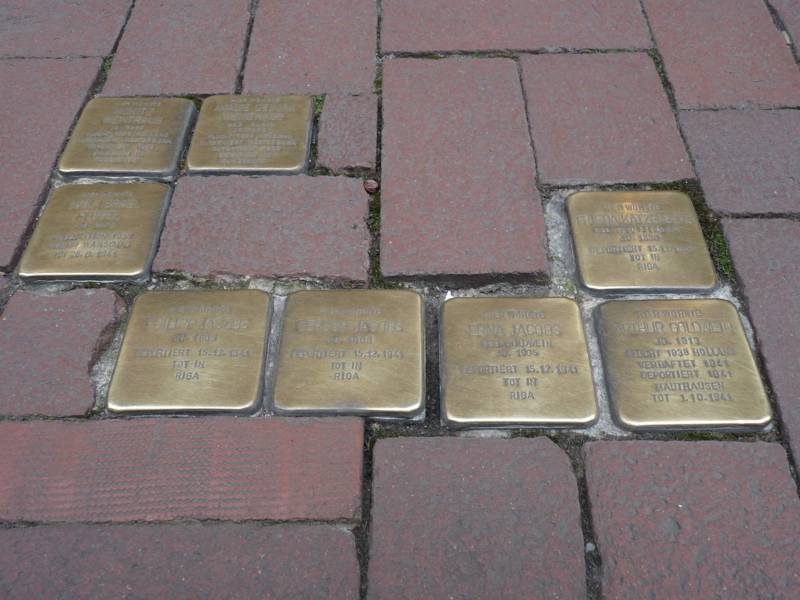 Quadratische beschriftete ins Straßenpflaster eingelassene Steine