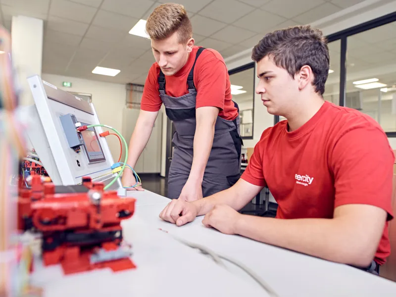 Zwei M&auml;nner vor technischen Ger&auml;ten
