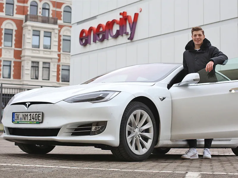 Mann steht neben Auto