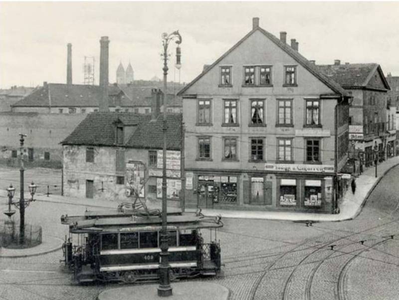 Historisches Foto: Straßenbahn auf einem städtischen Platz 