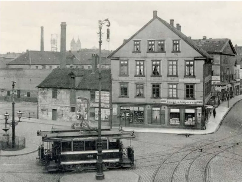 Historisches Foto: Stra&szlig;enbahn auf einem st&auml;dtischen Platz 