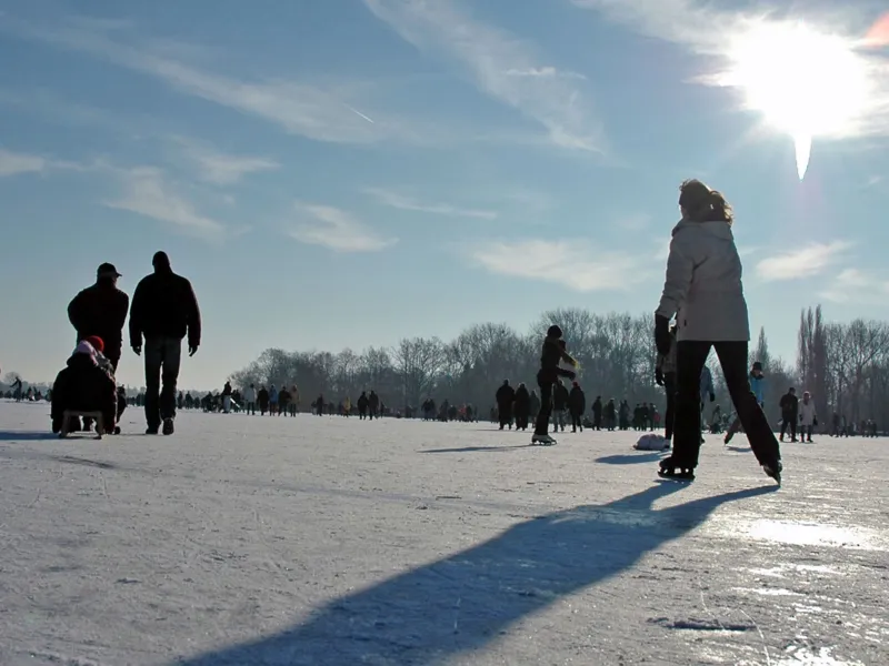 Menschen auf dem zugefrorenen Maschsee