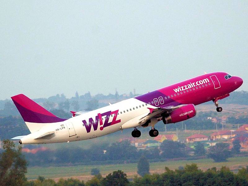 Startendes Passagierflugzeug mit der Aufschrift wizzair.com