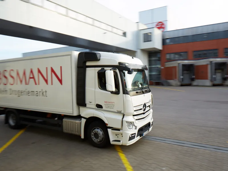 LKW vor gro&szlig;em Geb&auml;ude