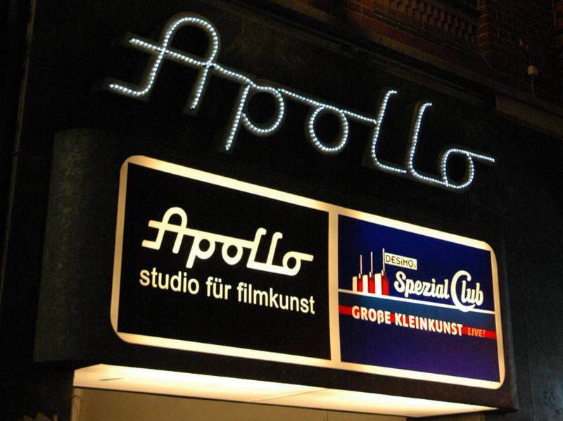 Über dem Eingang vom Apollokino hängt auch ein Leuchtschild, das auf DESiMOs spezial Club hinweist.