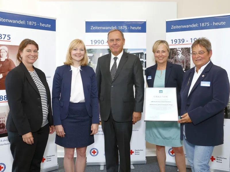 Vier Frauen und ein Mann.