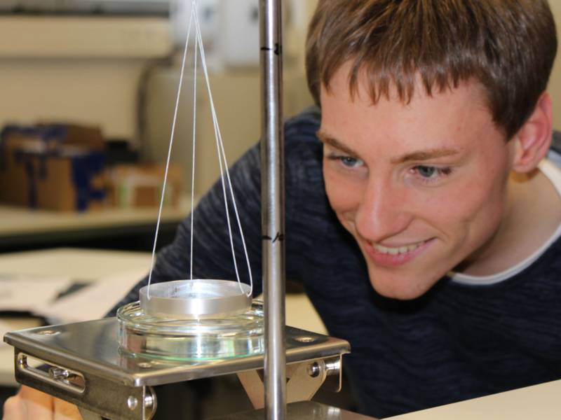 Mann vor Versuchsaufbau