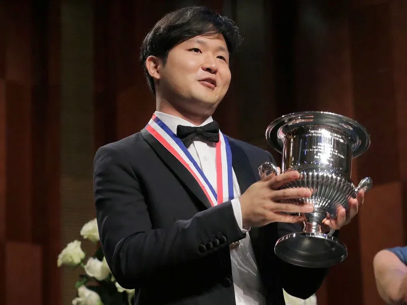 Mann mit Pokal