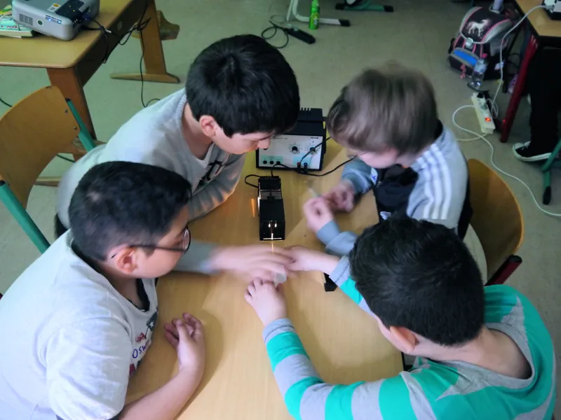 Vier Kinder bei einem Experiment