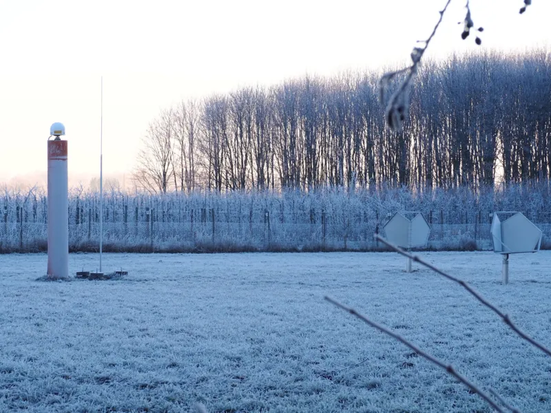Messger&auml;te auf winterlicher Wiese.