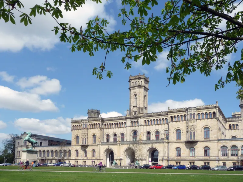 Weiter Blick auf ein &auml;lteres Geb&auml;ude.