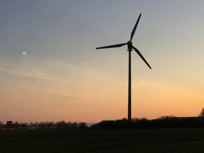 Windrad vor Abendhimmel