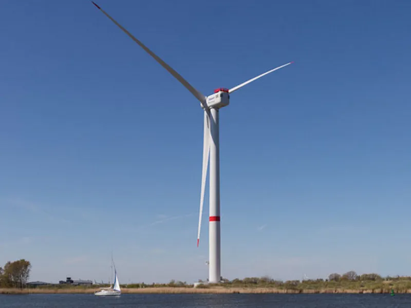 Windrad am Ufer eines Gew&auml;ssers