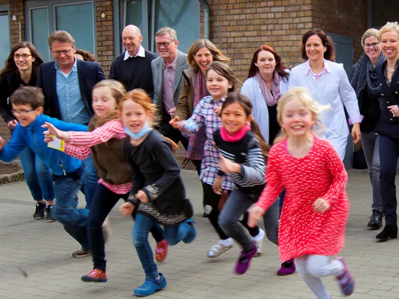Laufende Kinder und Erwachsene