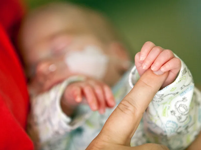 Finger mit Hand eines Babys