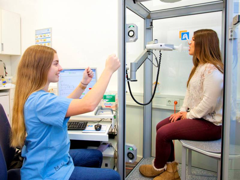 Zwei Frauen bei Lungenfunktionsprüfung