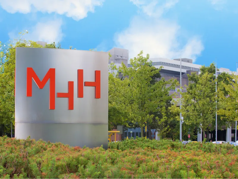Stele mit dem Schriftzug MHH inmitten von B&auml;umen