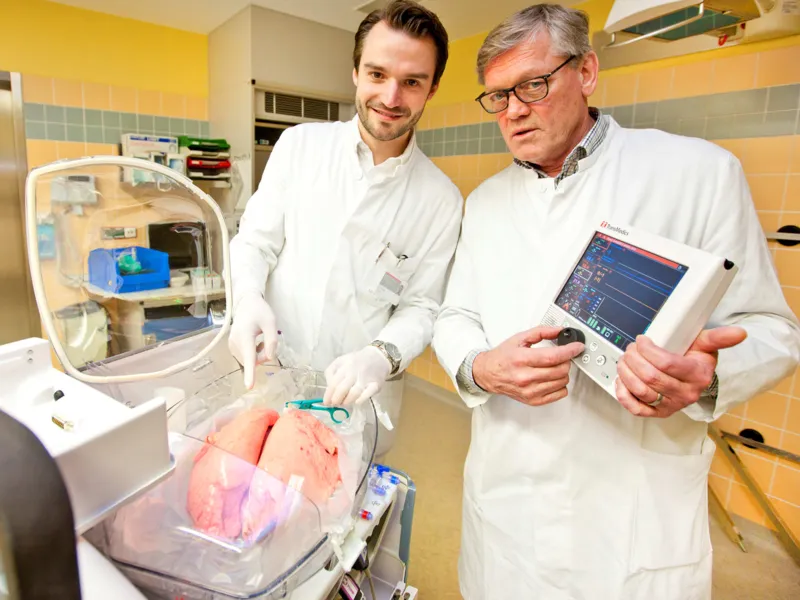 Zwei M&auml;nner in einem Labor mit einem Organ.