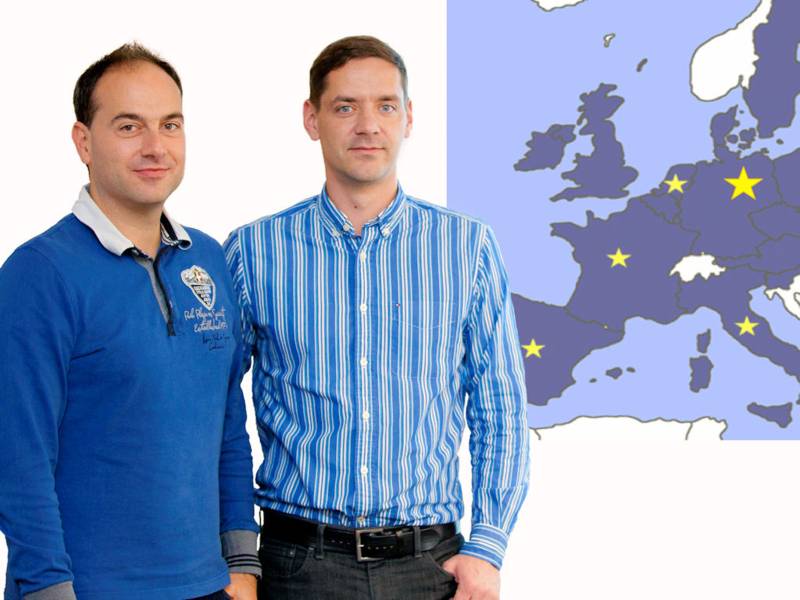 Zwei Männer vor Landkarte