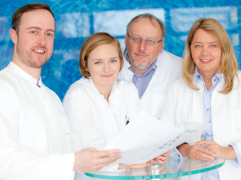 Zwei Frauen und zwei M&auml;nner in wei&szlig;en Kitteln.