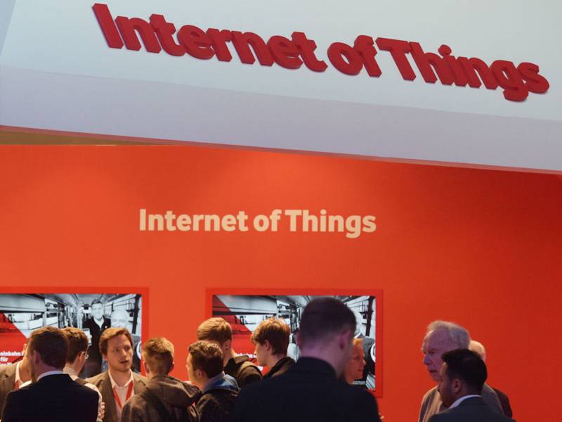 Menschen vor Schriftzug "Internet if Things"