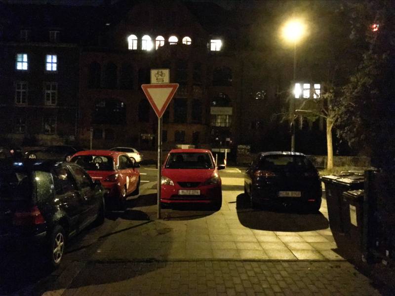 Parkende Autos bei Nacht